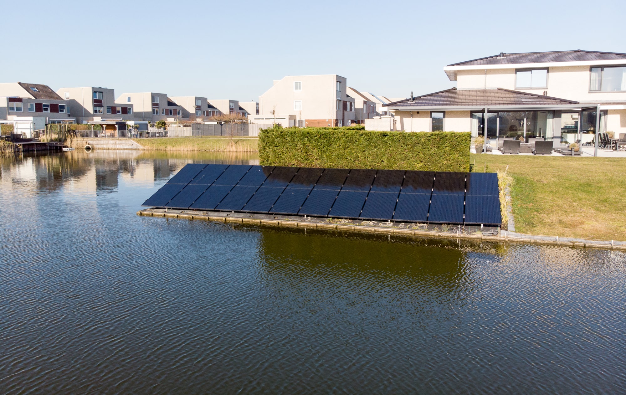 Zonnepanelen op een veldopstelling