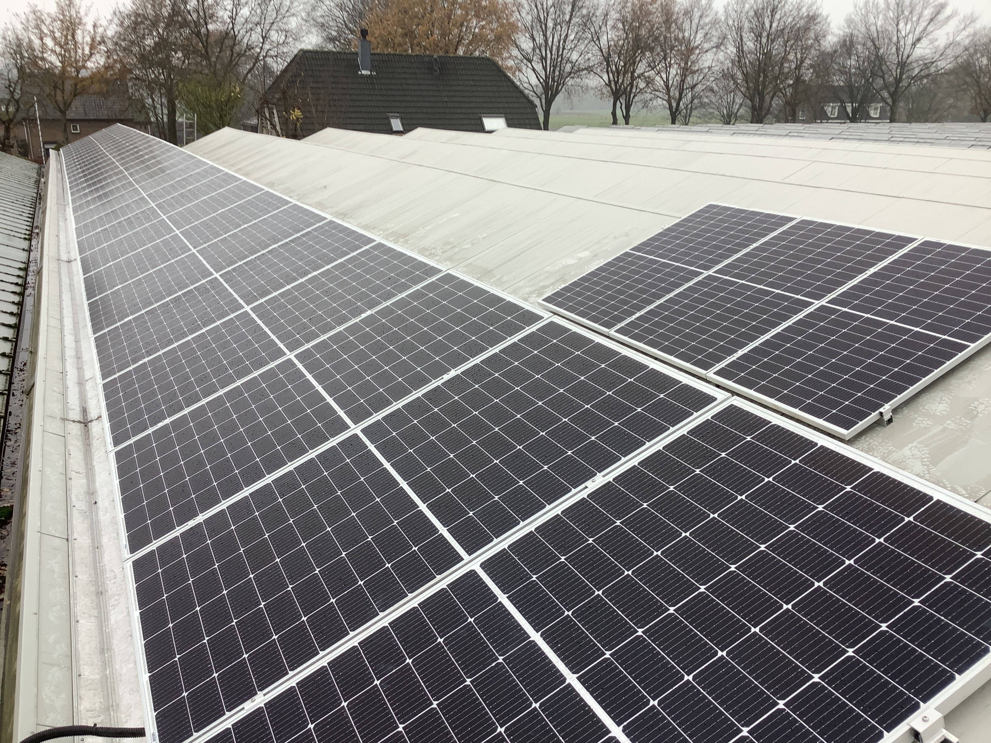 Zonnepanelen op een kas