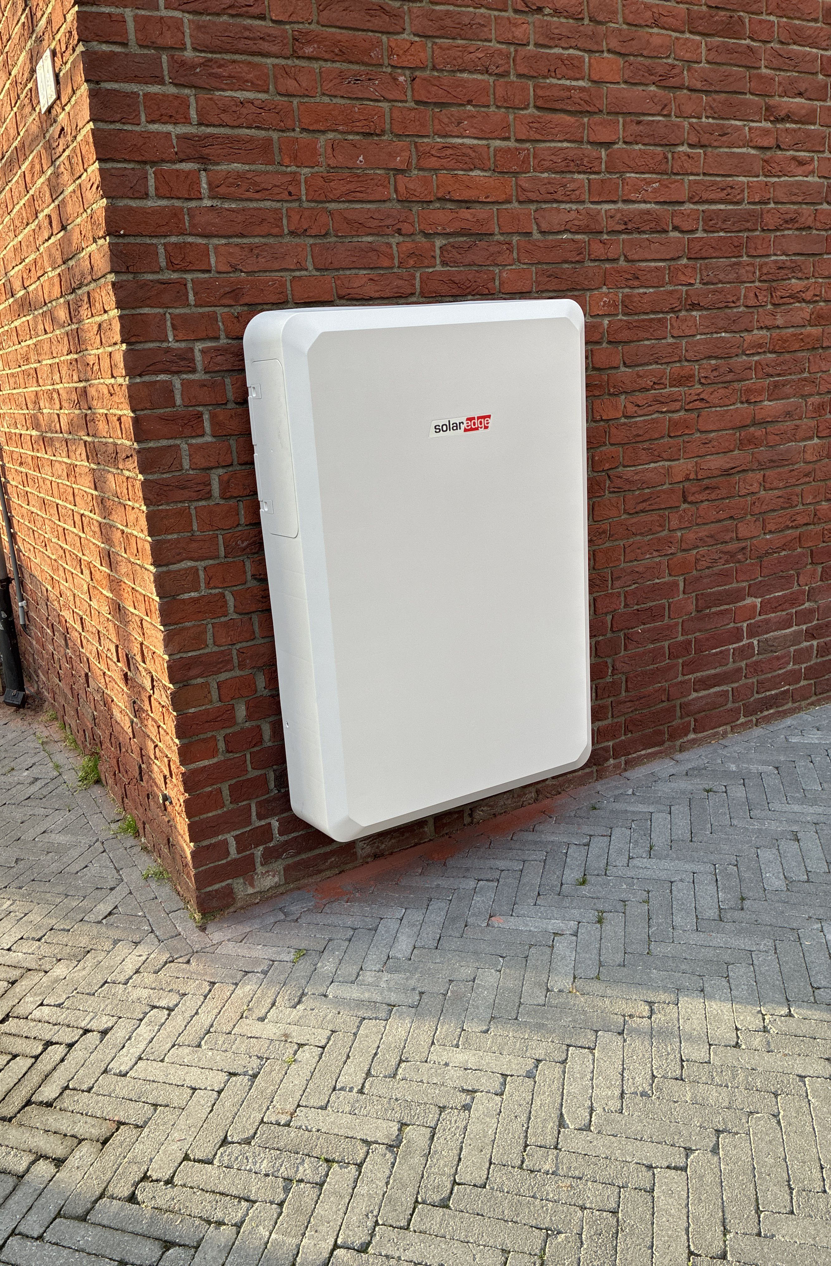 Afbeelding van solaredge 400v batterij buiten geinstalleerd